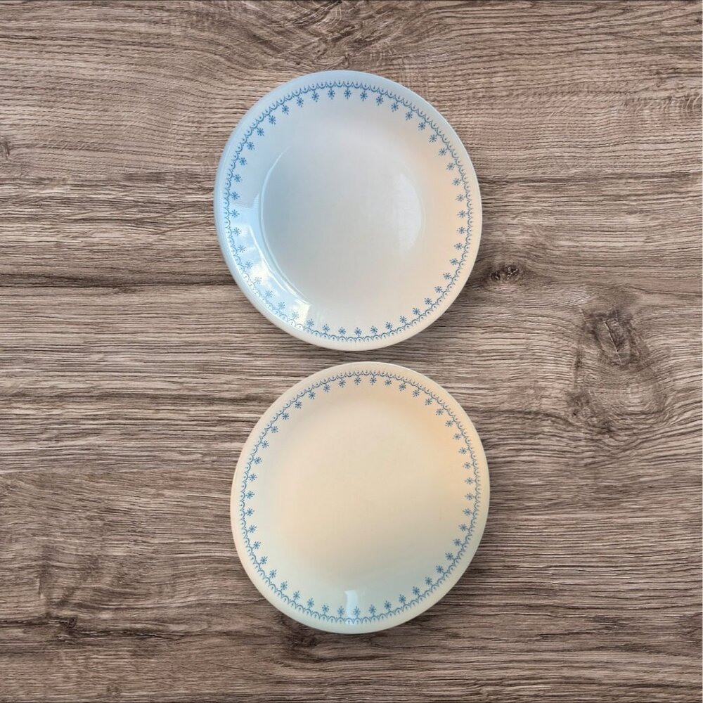 Corelle Snowflake Garland Dinner Plates Set Of 2 White & Blue 8.5 Inch Vintage D